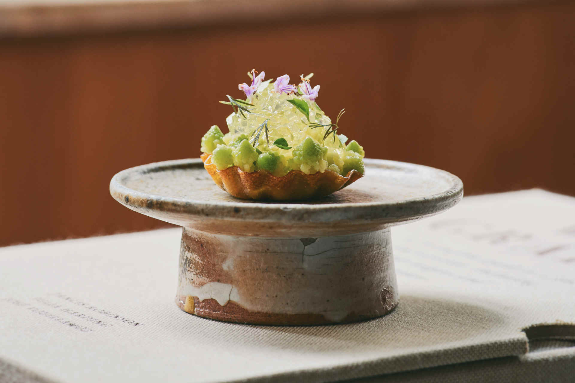 Tartlet romanesco & Thai basil, Foto beigestellt