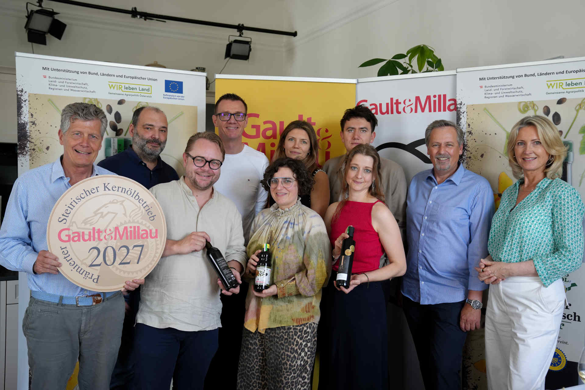 Die Expert:innenjury (v. l. n. r.): Karl Hohenlohe, Werner Pichlmaier, Andreas Krainer, Silvio Nickol, Stefanie Herkner, Elena Kubiena, Franziska Ettmeier, Jonathan Wittenbrink, Reinhold Zötsch, Martina Hohenlohe © Gault&Millau / Stefan Donat