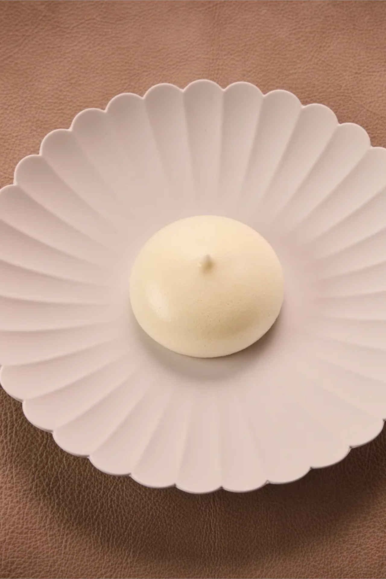 Wolfsbarsch, Gurken-Meringue und Tzatziki-Sorbet © Helge Kirchberger Photography