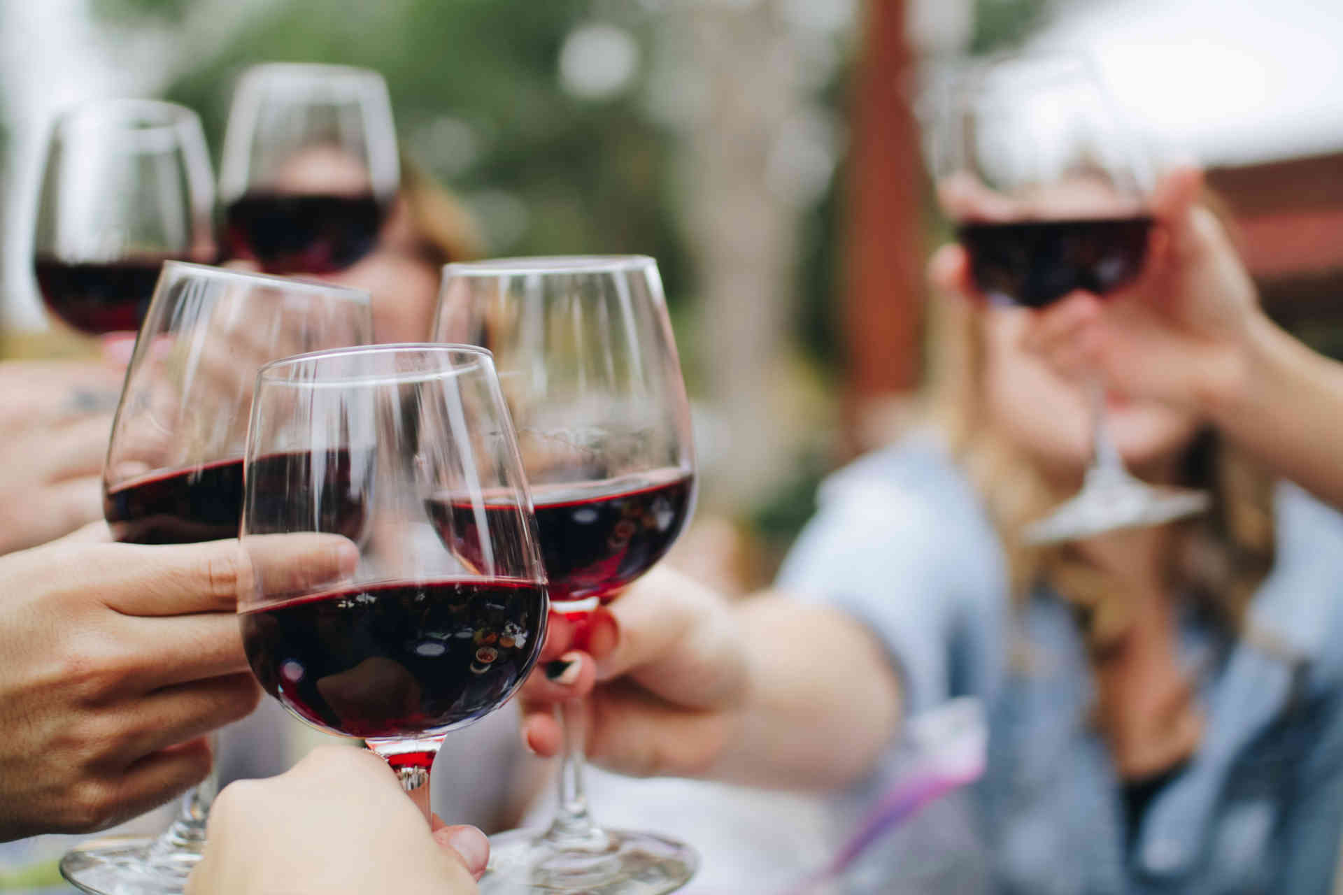 Toasting with wine © Kelsey Knight / Unsplash