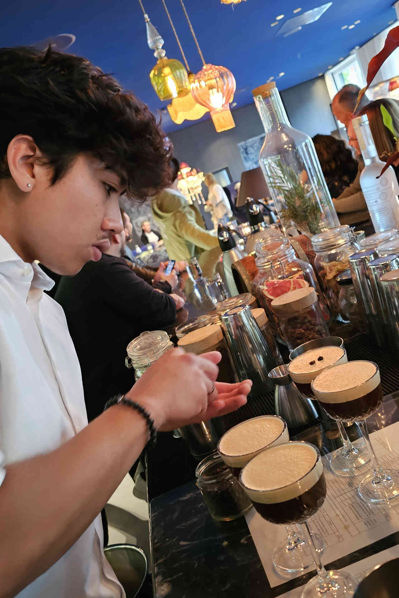 3-1-Espresso-Martini-ANDAZ-Amsterdam-beigstellt-1920
