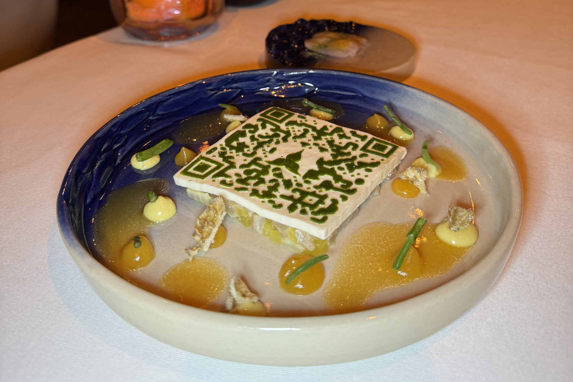 Dinner im Restaurant Bougainville: Tartar und Sashimi vom niederländischen Wolfsbarsch mit Passionsfrucht © Genusspunkt