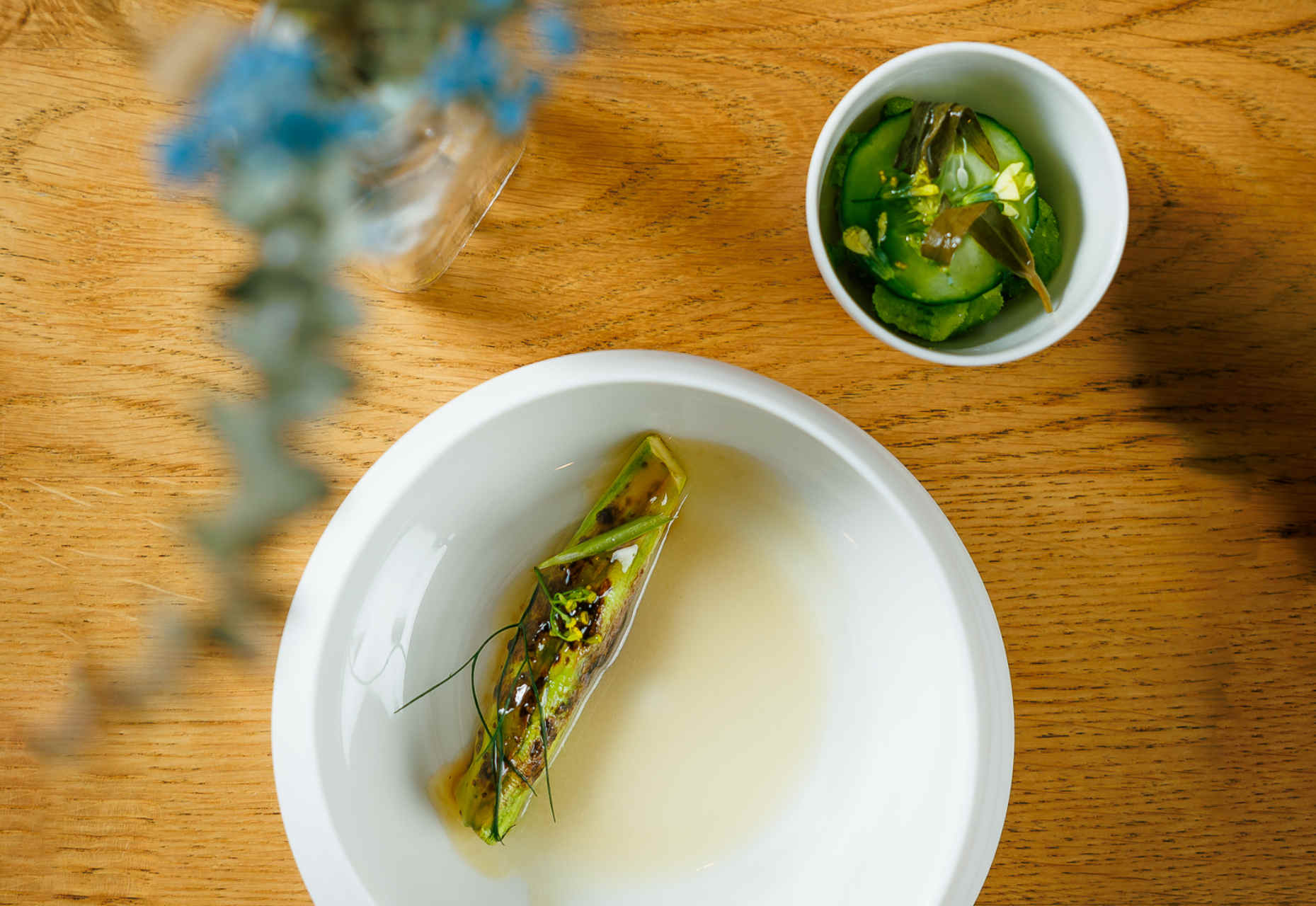 Kreation Populaire: Zucchini, Schmalz-Zwiebelsauce & geeistem Gurkensalat © Steffen Sinzinger