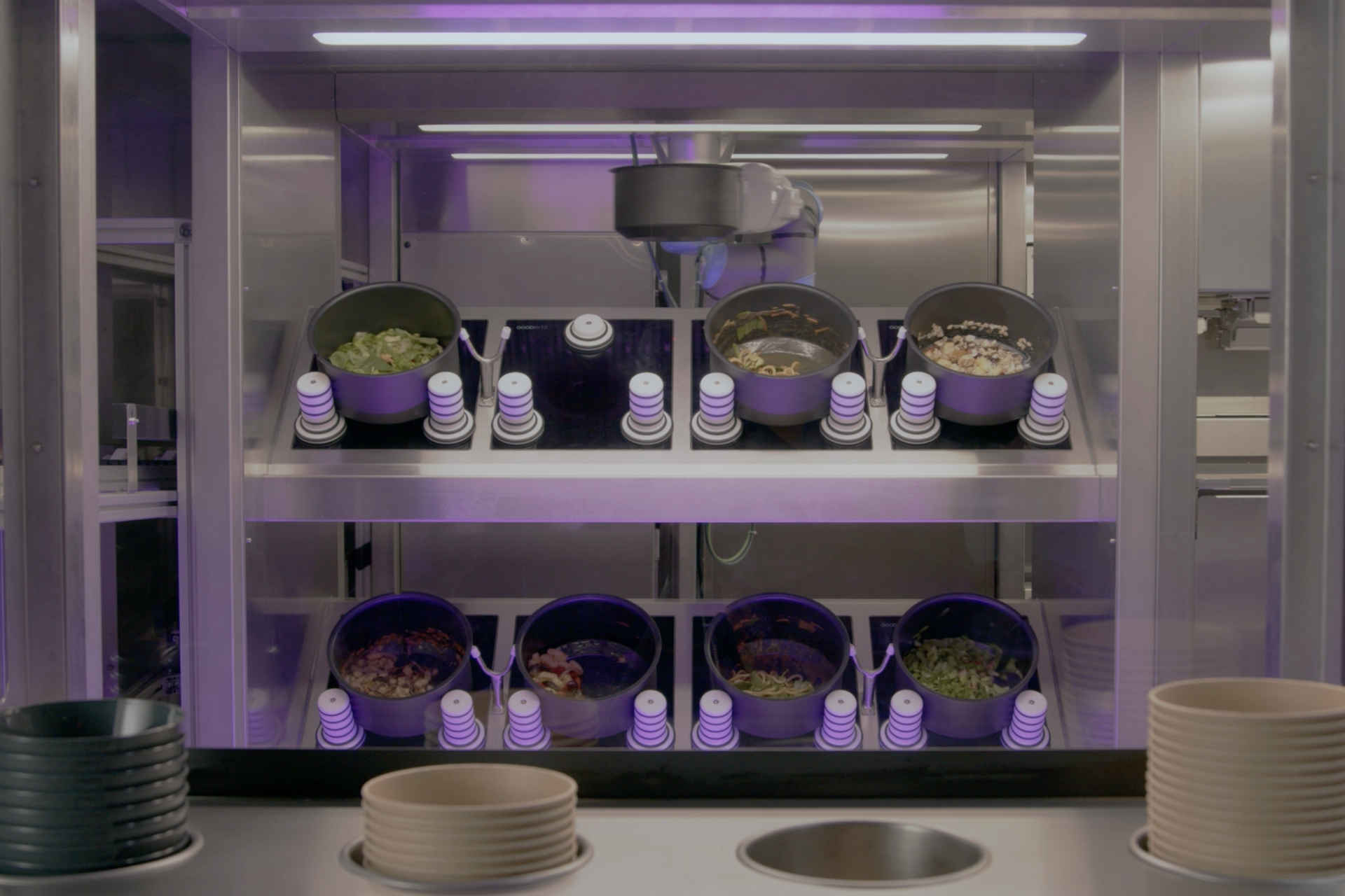 The robot cooks the dishes © goodBytz