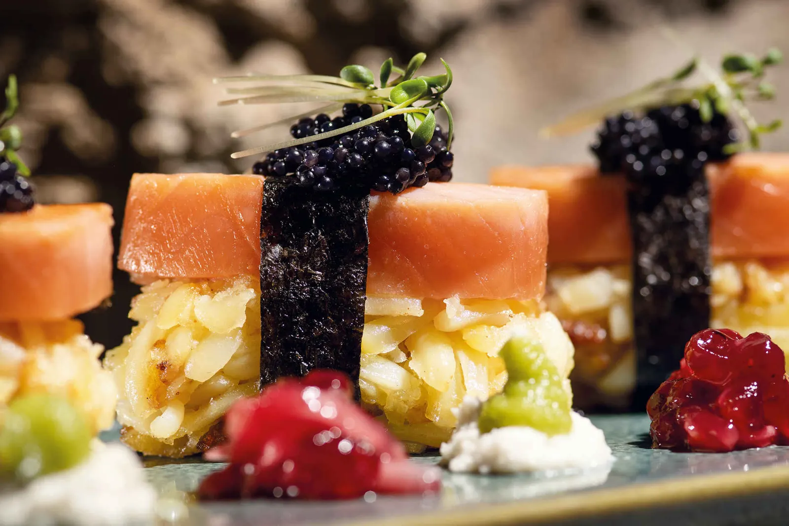 Alpensushi mit fein geriebenen Rösti-Kartoffeln von 11er, Foto beigestellt