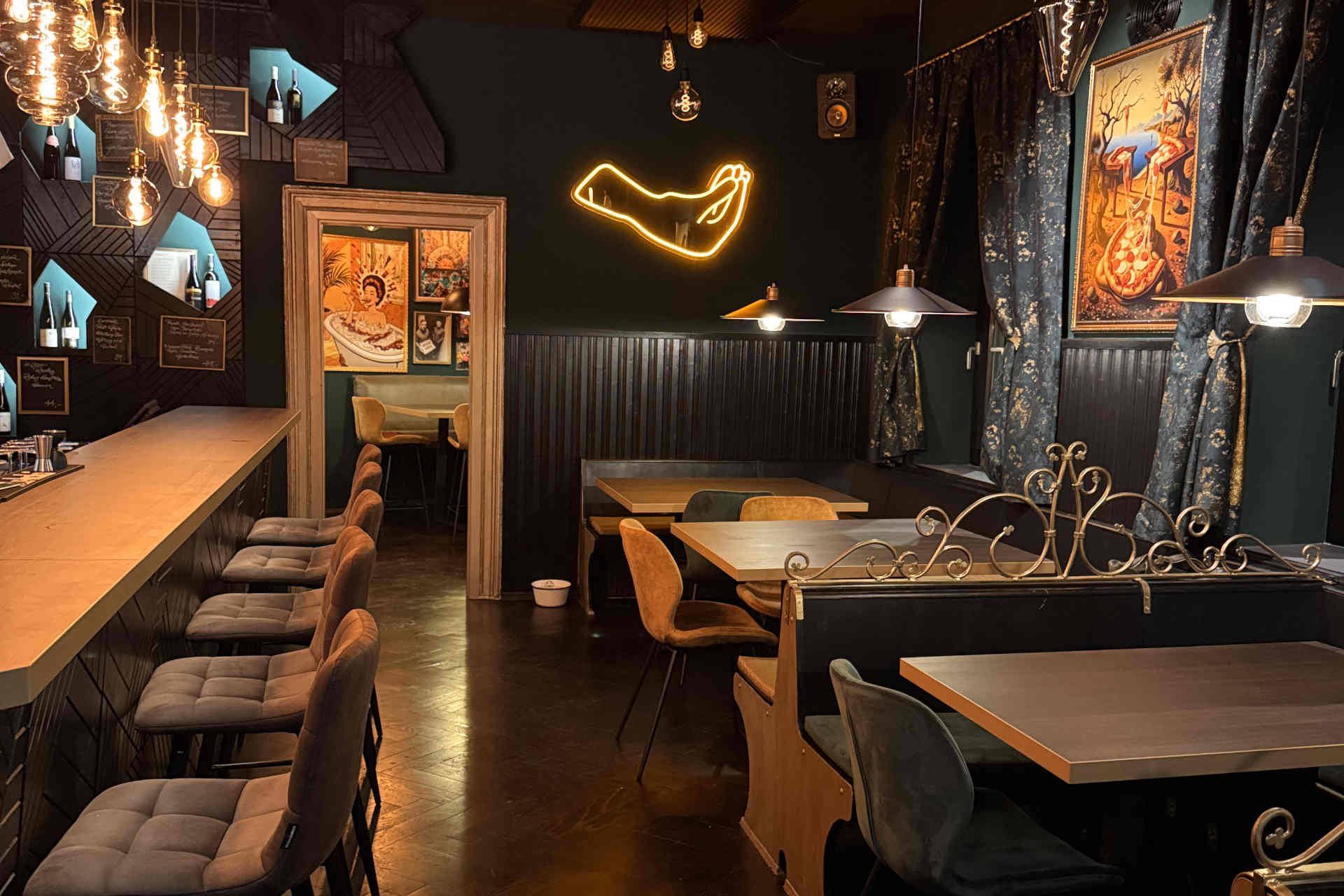 The restaurant, which had been vacant for years, underwent months of renovation and now shines in a completely new look. © Daniel Schalhas