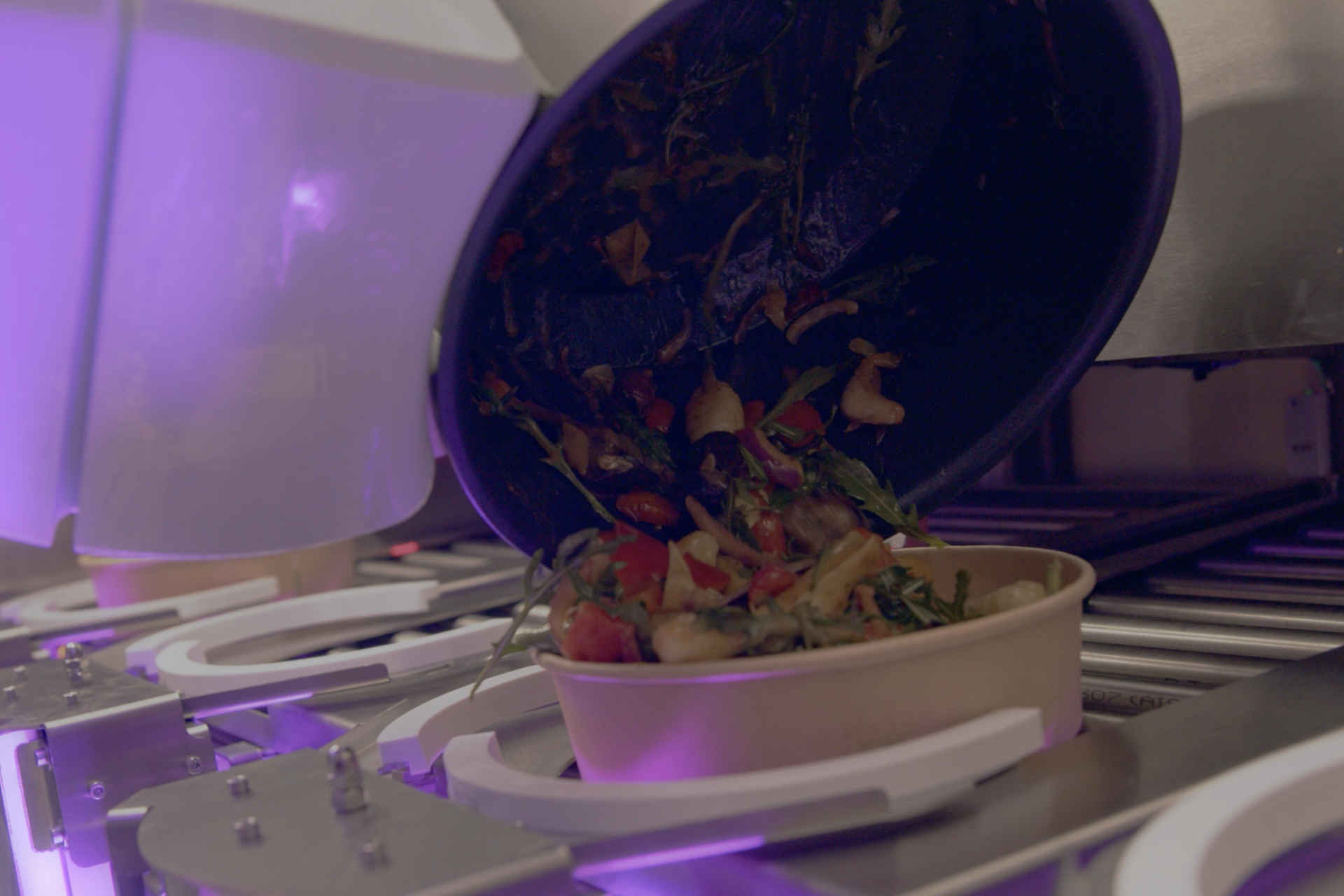 The robot serves the dish © goodBytz