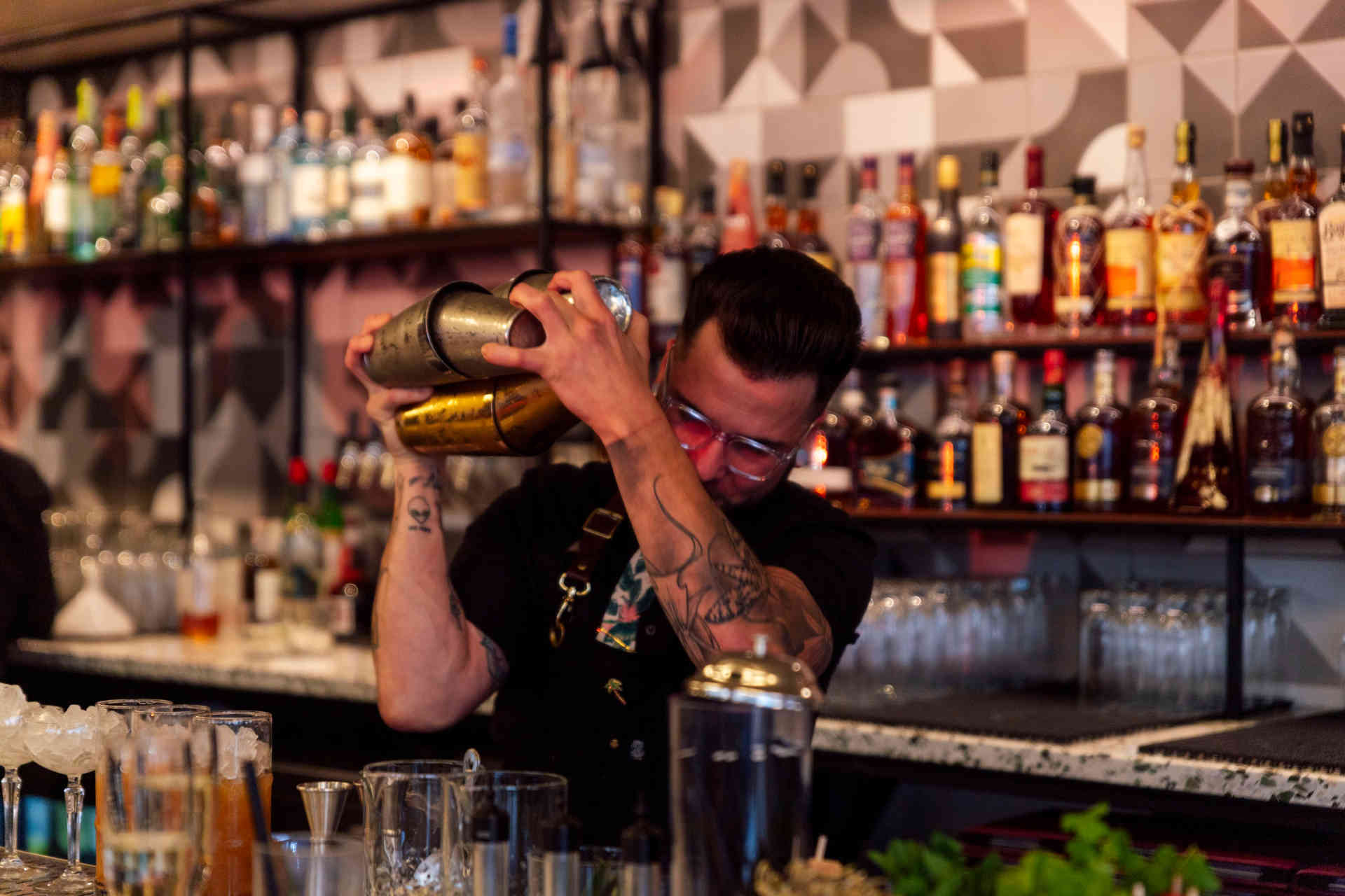 Bartender im Armature Works © Keir Magoulas / Visit Tampa Bay