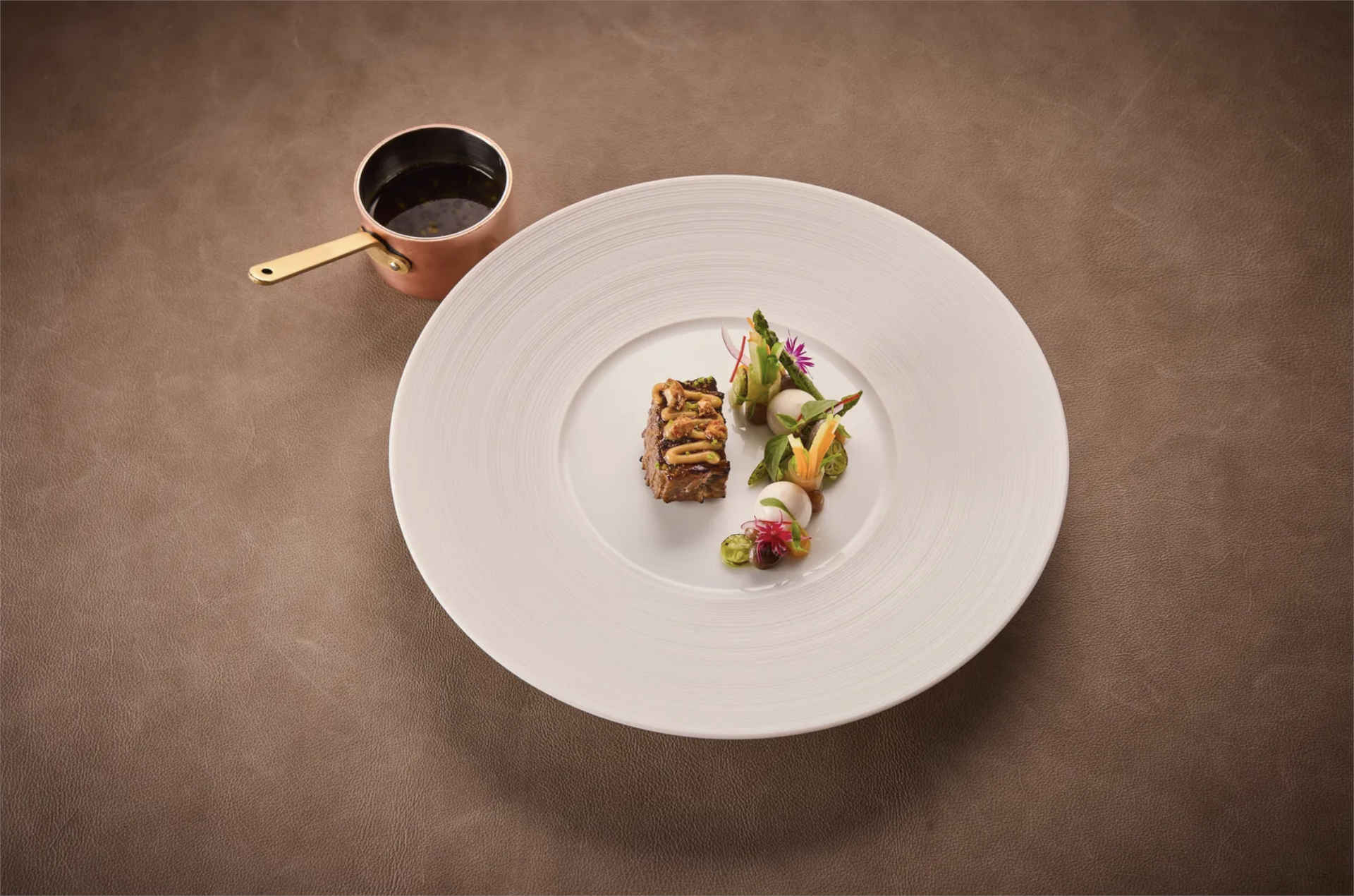 Thai Wagyu Beef – Erdnuss – Gurke – Curry  © Helge Kirchberger Photography