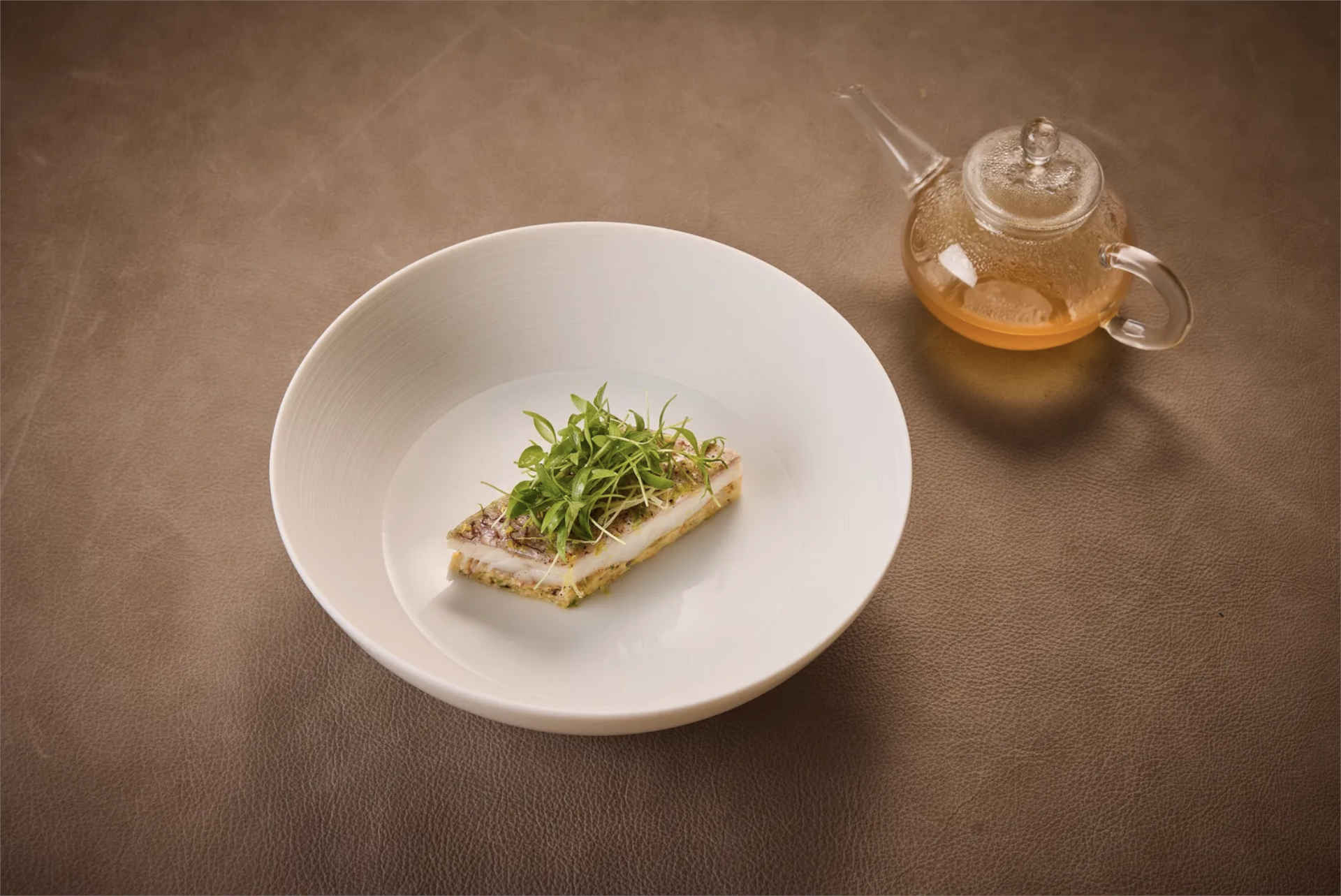 Rotbarbe – Meeresfrüchte Consommé – Timut Pfeﬀer – Koriander
