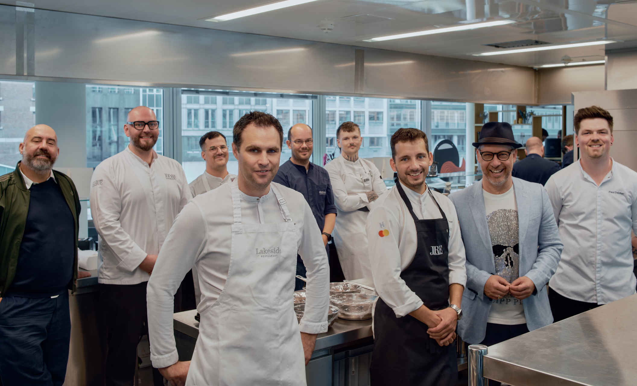 Hinten v. l.: Koral Elci (Table Dot), Thomas Imbusch (100/200 Kitchen), Simon Sauter (haebel), Marcel Görke (Heimatjuwel), Malte Heinrich (haebel). Vorne v. l.: Julian Stowasser (Lakeside), Maurizio Oster (Zeik), Michael Otremba (GF Hamburg Hamburg Tourismus GmbH), Paul Decker (Koer)